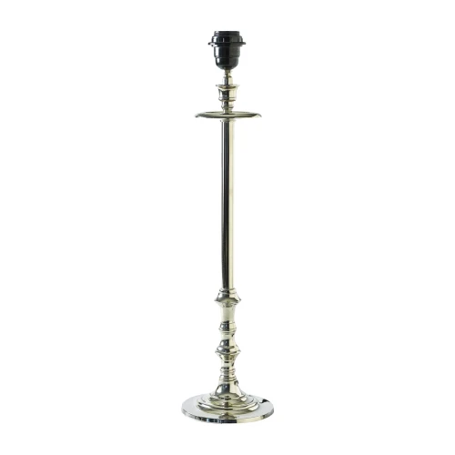 Podstawa lampy w kolorze chromu, wysoka z prostym, cylindrycznym kształtem i phongującymi detalami na korpusie. Ujęcie frontalne, produkt stojący na białym tle, z widocznym gwintem na żarówkę u góry.