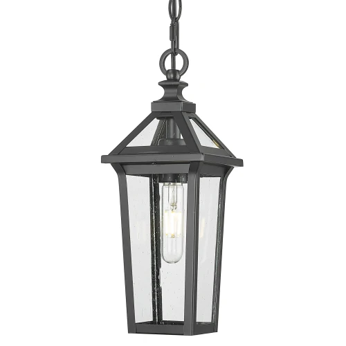Lampa zewnętrzna wisząca w kolorze czarnym, wysokość 37 cm, z metalowym stelażem, geometrycznym kształtem i przeszklonymi bokami. Źródło światła widoczne w środku. Produkt wiszący, z łańcuchem mocującym, na jednolitym tle.