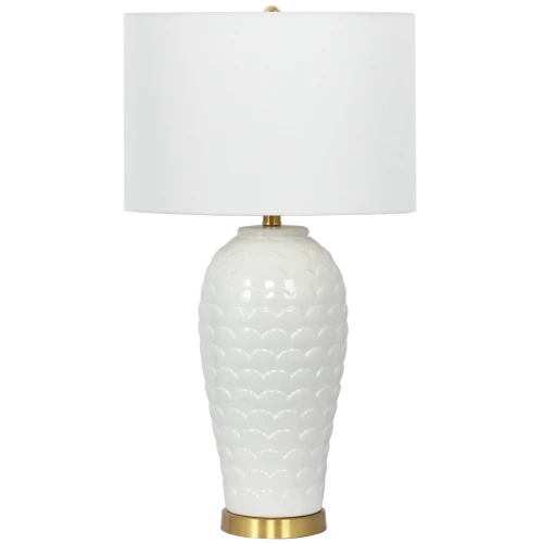 Klasyczna ceramiczna lampa stołowa w kolorze białym, o wysokości 74 cm, z dekoracyjnym wzorem w kształcie łusek. Lampa ma okrągłą, złotą podstawę oraz prostokątny, biały abażur. Ujęcie frontalne, produkt stoi na płaskiej powierzchni.