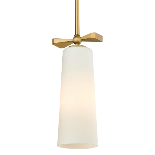 Lampa sufitowa wisząca Bow w kolorze mosiądzu, o wymiarach 10x10x25 cm, z przezroczystym kloszem w kształcie stożka. Widok z boku, zwisająca z sufitu, z metalowym uchwytem i dekoracyjnym elementem. Proste tło podkreśla elegancję lampy.