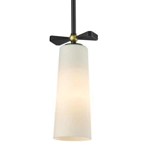 Lampa sufitowa wisząca Bow w kolorze czarnym z mosiężnymi akcentami, o wymiarach 10x10x163 cm. Kształt cylindryczny z matowym kloszem, zawieszona na cienkim przewodzie. Produkt widoczny na jednolitym tle.