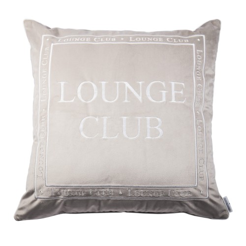 Poduszka haftowana Lounge Club w kolorze beżowo-kremowym, o kwadratowym kształcie. Widoczne logo „LOUNGE CLUB” w białym haśle, otoczone ramką z haftem. Ujęcie frontalne, leżąca na płaskiej powierzchni, z miękką, teksturowaną tkaniną.