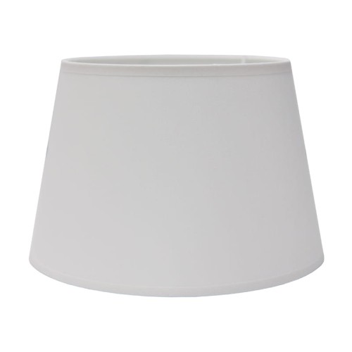 Abażur Chic w kolorze białym, wykonany z materiału syntetycznego, o kształcie stożkowym, z wymiarami 20x15x13 cm. Ujęcie frontalne, produkt stojący, na jednolitym tle. Gładka tekstura, bez widocznych zdobień.