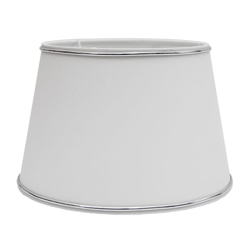 Abażur Chic w kolorze białym z chromowanym wykończeniem, o wymiarach 20x15x13 cm, ma stożkowy kształt i gładką teksturę. Ujęcie frontalne ukazuje go w pozycji stojącej, bez dodatkowych elementów w tle.