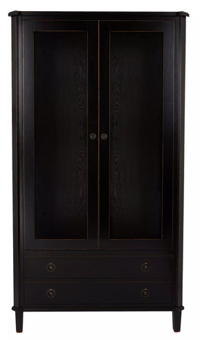 Witryna Henshaw Laura Ashley, czarna, 100x42x180,5 cm, z dwoma przeszklonymi drzwiami na froncie i dwoma szufladami u dołu. Stojąca, wykonana z drewna, z metalowymi uchwytami. Prosta, elegancka forma, w jednolitym tle.