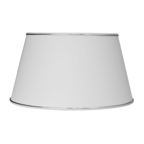 Abażur Chic Quinn w kolorze białym z chromowanym wykończeniem, o wymiarach 30x23x17 cm, o stożkowym kształcie. Widoczny dolny brzeg z ozdobną metalową krawędzią, umieszczony na równym tle.