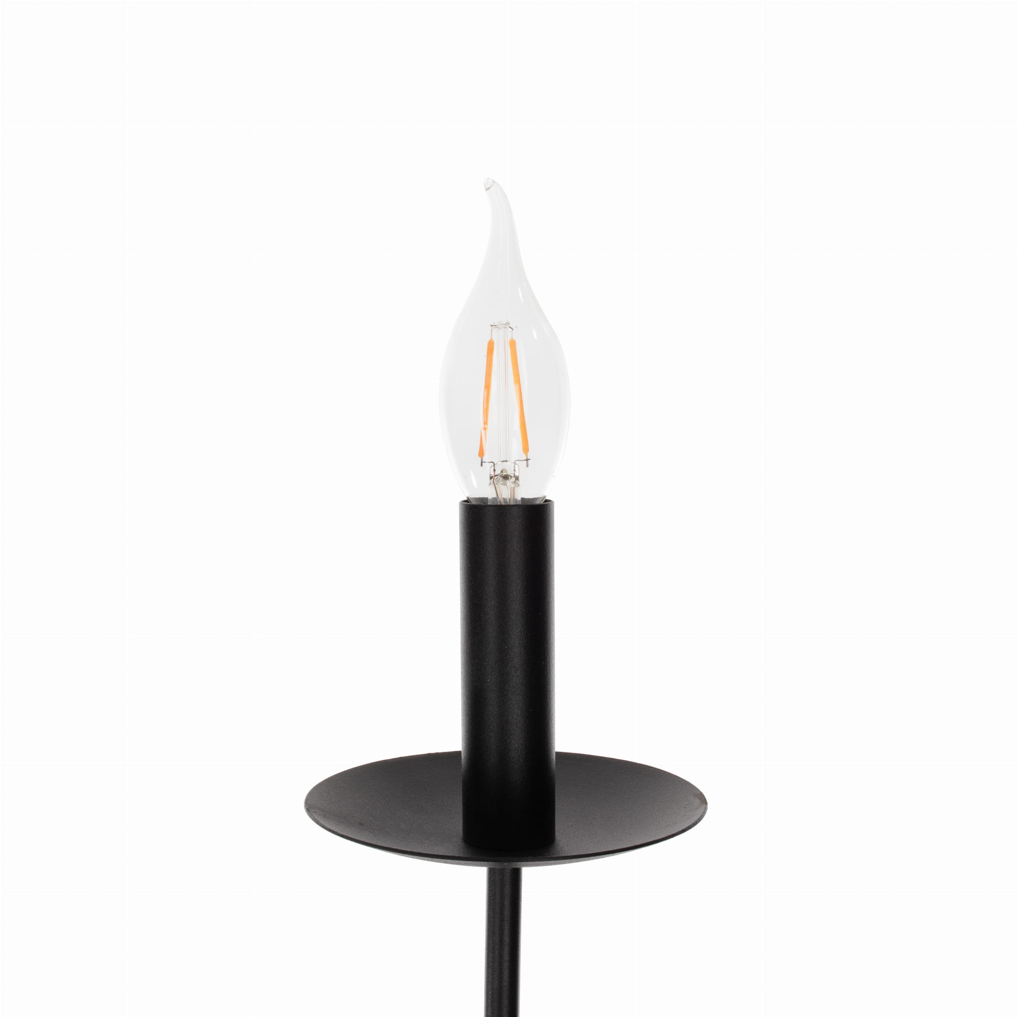 Lampa sufitowa Modern Farmhouse Derby o średnicy 60 cm, w kolorze czarnym. Wysoka, cylindryczna baza z metalowym kloszem oraz stylizowana, przezroczysta żarówka w kształcie płomienia. Produkt wiszący, umieszczony na jednolitym białym tle.