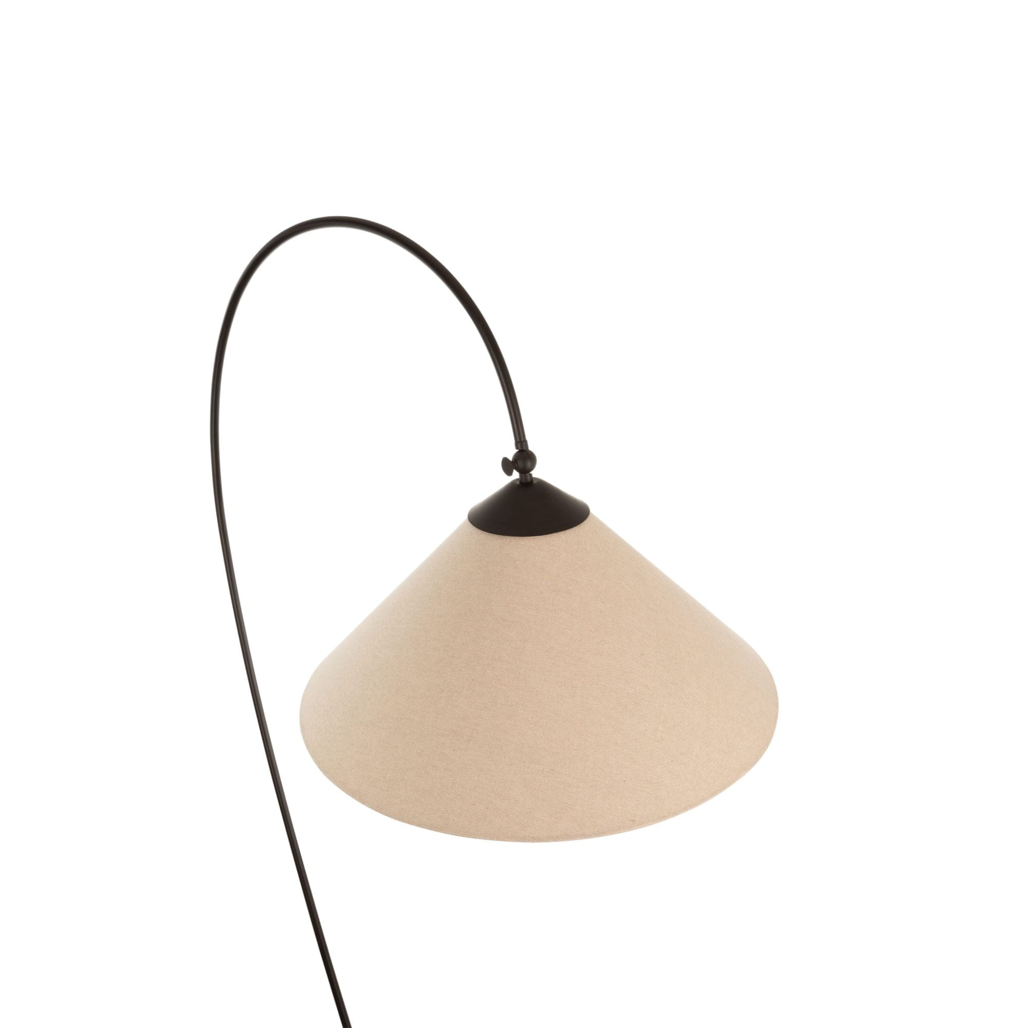 Lampa podłogowa w stylu modern farmhouse z lnianym abażurem w kolorze jasnobeżowym. Abażur ma kształt stożka, a produkt jest o wysokości 180 cm. Elementy metalowe w ciemnym kolorze. Ujęcie z boku, na jednolitym tle.