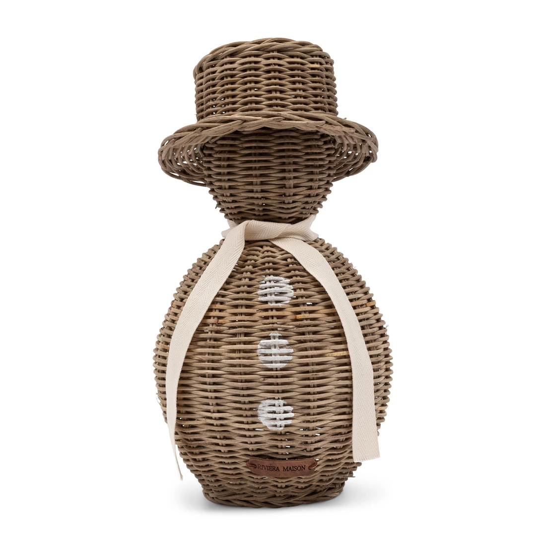 Rattanowy bałwanek o wysokości 41 cm, w brązowym kolorze, z dekoracyjnym kapeluszem. Produkt zdobiony białymi guzikami oraz wstążką. Ujęcie frontalne, podkreślające kształt oraz detal wykończenia. Logo RIVIERA MAISON na dole.