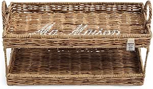 Tacka Ma Maison Double wykonana z naturalnego materiału, w kolorze jasnobrązowym. Ma dwie poziome półki z widocznymi uchwytami. Ujęcie frontalne, produkt leżący, z delikatnym napisem Ma Maison na górnej części. Idealna do aranżacji wnętrz.