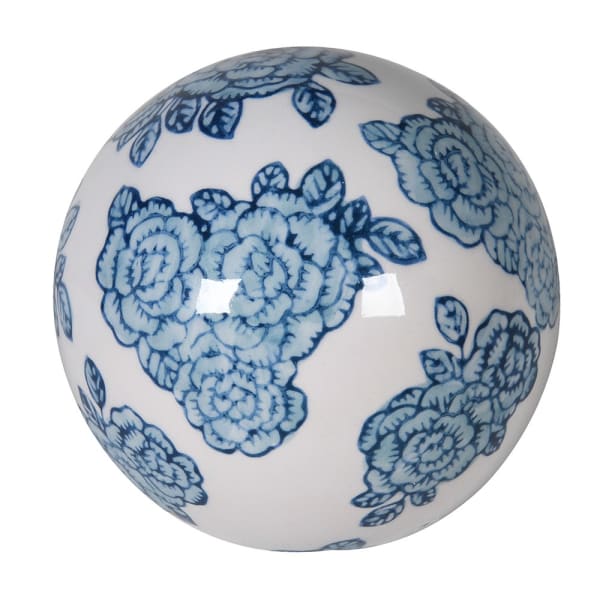 Biała porcelanowa kula dekoracyjna z niebieskim wzorem w kwiaty w stylu Delft. Produkt jest okrągły, z błyszczącą powierzchnią, widoczny z przodu. Kulę można wykorzystać jako ozdobę na półce lub w aranżacji wnętrza.