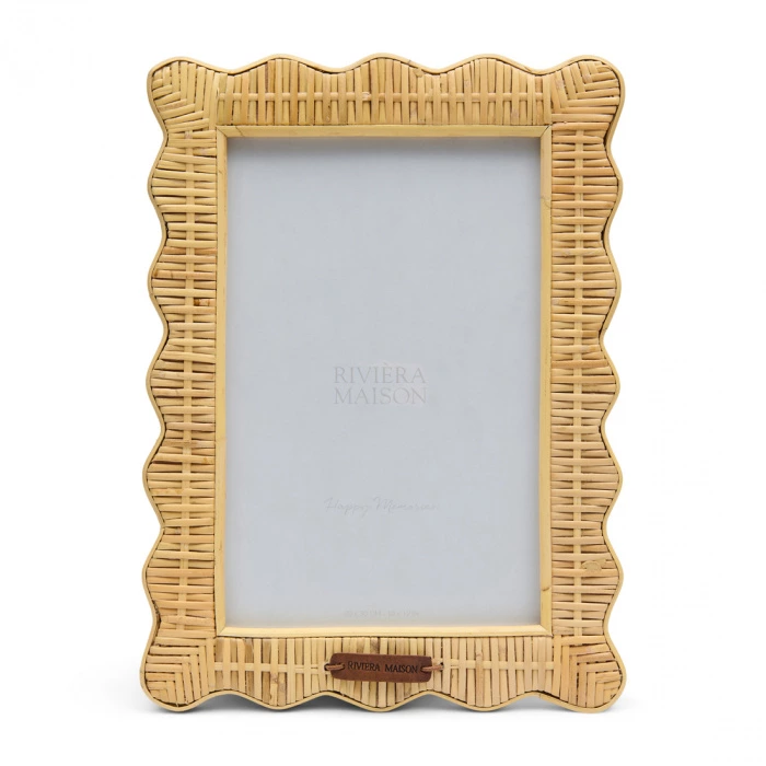 Ramka na zdjęcia RR Wavy 20x30 cm w kolorze naturalnym z wikliny, o falistej krawędzi. Wyposażona w logo Riviera Maison, frontalnie prezentowana na białym tle. Wizualizuje efektowną teksturę wikliny, idealna do wnętrz w stylu boho.