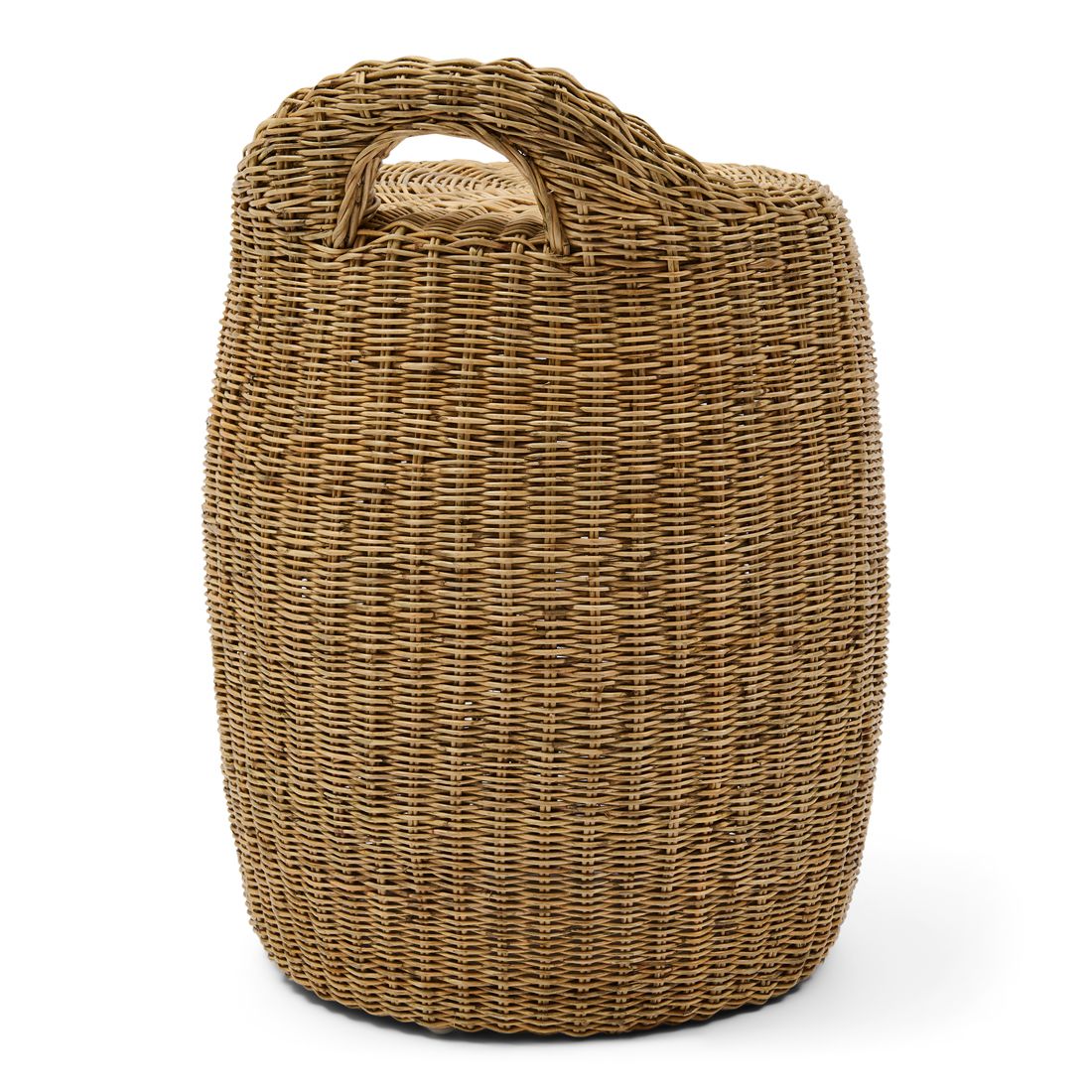 Puf Alcudia Riviera Maison w kolorze naturalnym, wykonany z plecionki. Produkt widoczny z boku, z otwartą górą i uchwytami. Okrągły kształt, teksturowana powierzchnia. Idealny do aranżacji wnętrz w stylu boho.
