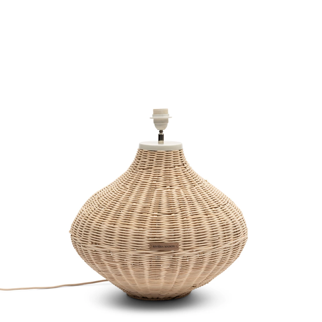 Rattanowa podstawa lampy w kształcie owalnym, wysokość 48 cm, naturalny kolor, teksturowana powierzchnia. Ujęcie frontalne, produkt stoi na białym tle. Widoczny gwint na żarówkę oraz logo Riviera Maison na dolnej części podstawy.
