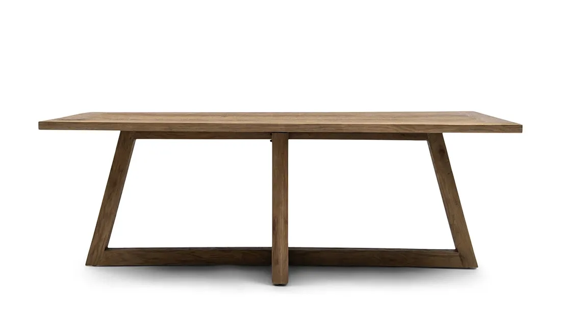Stół Bali Riviera Maison o wymiarach 240x100x78 cm w kolorze naturalnego drewna, z prostokątnym blatem i nowoczesnymi, skośnymi nogami. Produkt widoczny z przodu, prezentujący minimalistyczny design bez dodatkowych zdobień. Tło proste, białe.