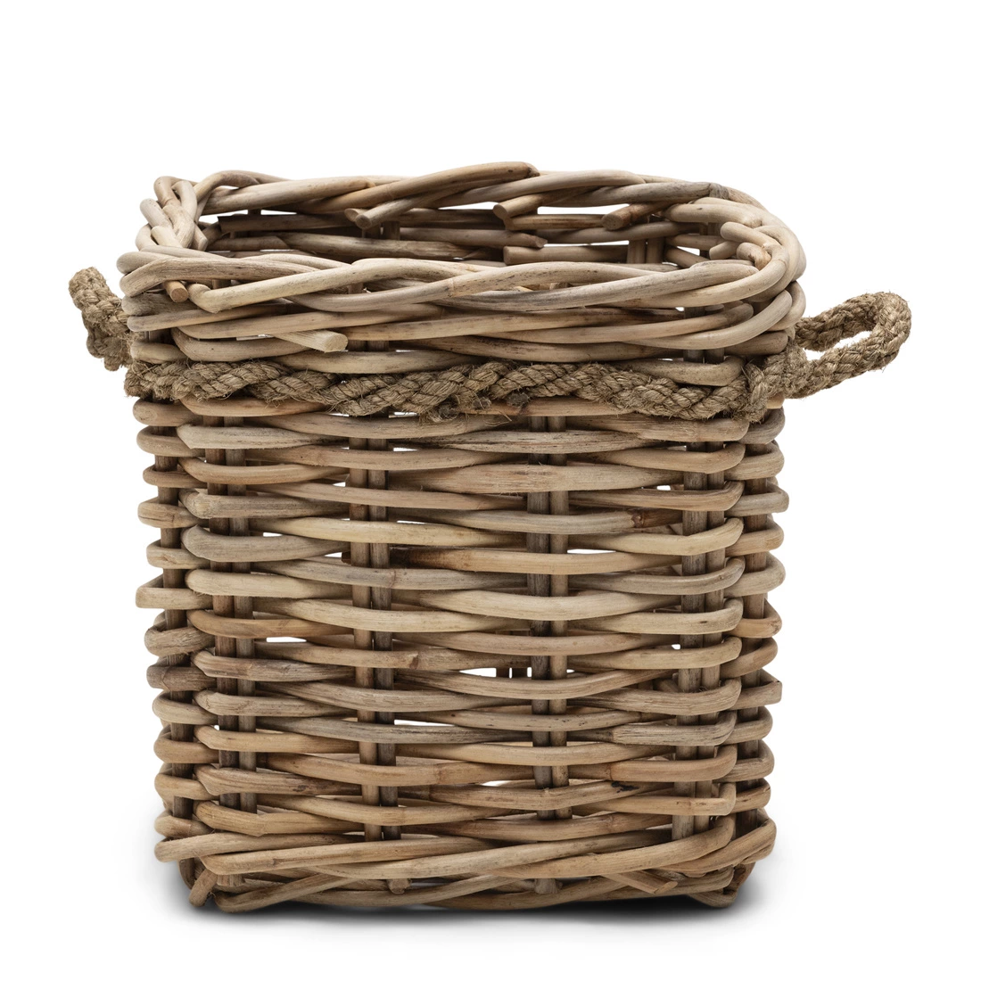 Rattanowa osłonka w kolorze naturalnym o wymiarach 50x50x50 cm, wykonana z plecionki. Produkt ma otwartą górę i jest stojący. Na bokach umieszczono uchwyty z juty. Ujęcie z boku, na białym tle.
