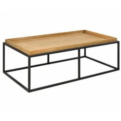 Stolik Kawowy Modern o wymiarach 132x70x44 cm, z drewnianym blatem w jasnym kolorze i metalową, czarną konstrukcją. Ujęcie frontalne, produkt stoi na podłodze, bez dodatkowych akcesoriów. Minimalistyczny design, idealny do nowoczesnych wnętrz.