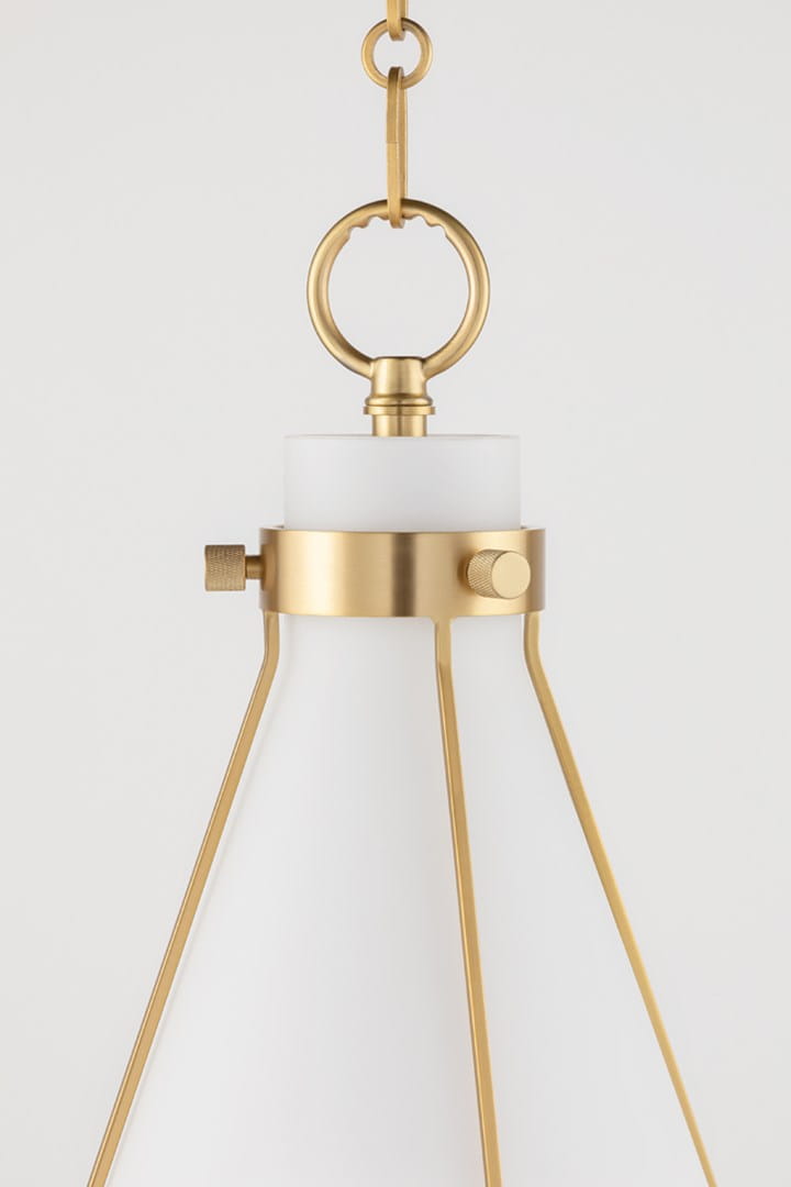 Elegancka lampa sufitowa Eldridge z białym szklanym kloszem i metalowymi, złotymi detalami. Produkt wiszący, z widocznym mocowaniem i dekoracyjnym uchwytem. Klosz ma stożkowy kształt, tworząc minimalistyczną formę.