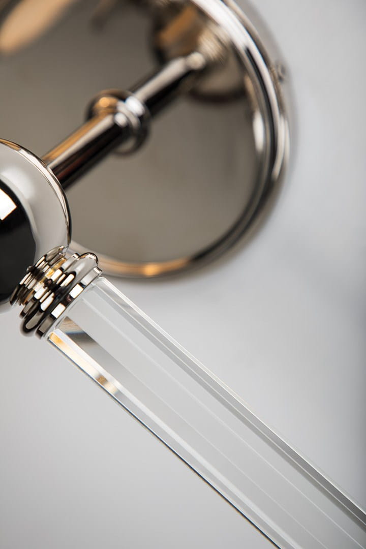 Elegancki kinkiet Gordon w kolorze niklu z przezroczystym, prostokątnym kloszem. Produkt widoczny z góry, zamontowany na ścianie. Metaliczna faktura z dekoracyjnymi detalami oraz mocowaniem w kształcie okrągłym.