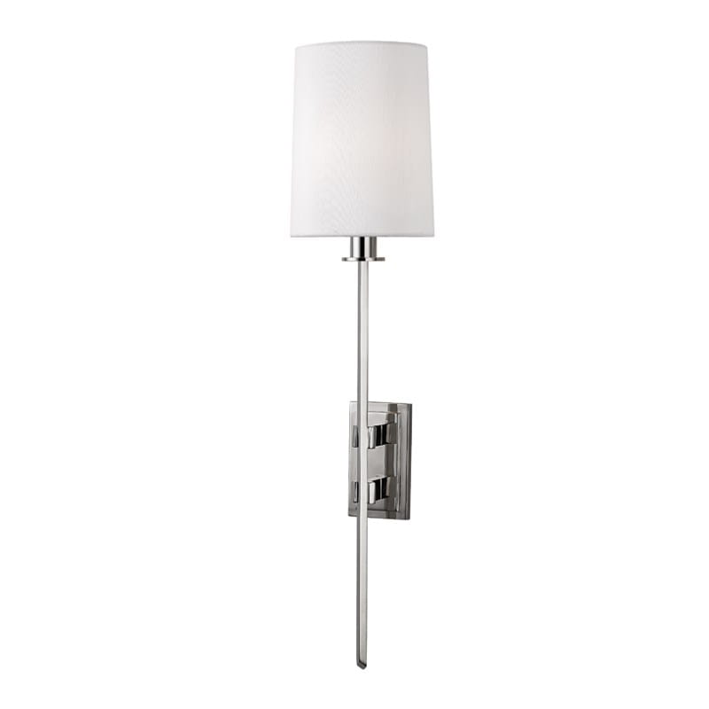 Elegancki kinkiet Fredonia w kolorze niklowym z białym abażurem. Produkt zamontowany na ścianie, z prostym, cylindrycznym kształtem. Lampa ma metalową konstrukcję oraz tekstylny klosz, co nadaje jej nowoczesny charakter. Tło białe.