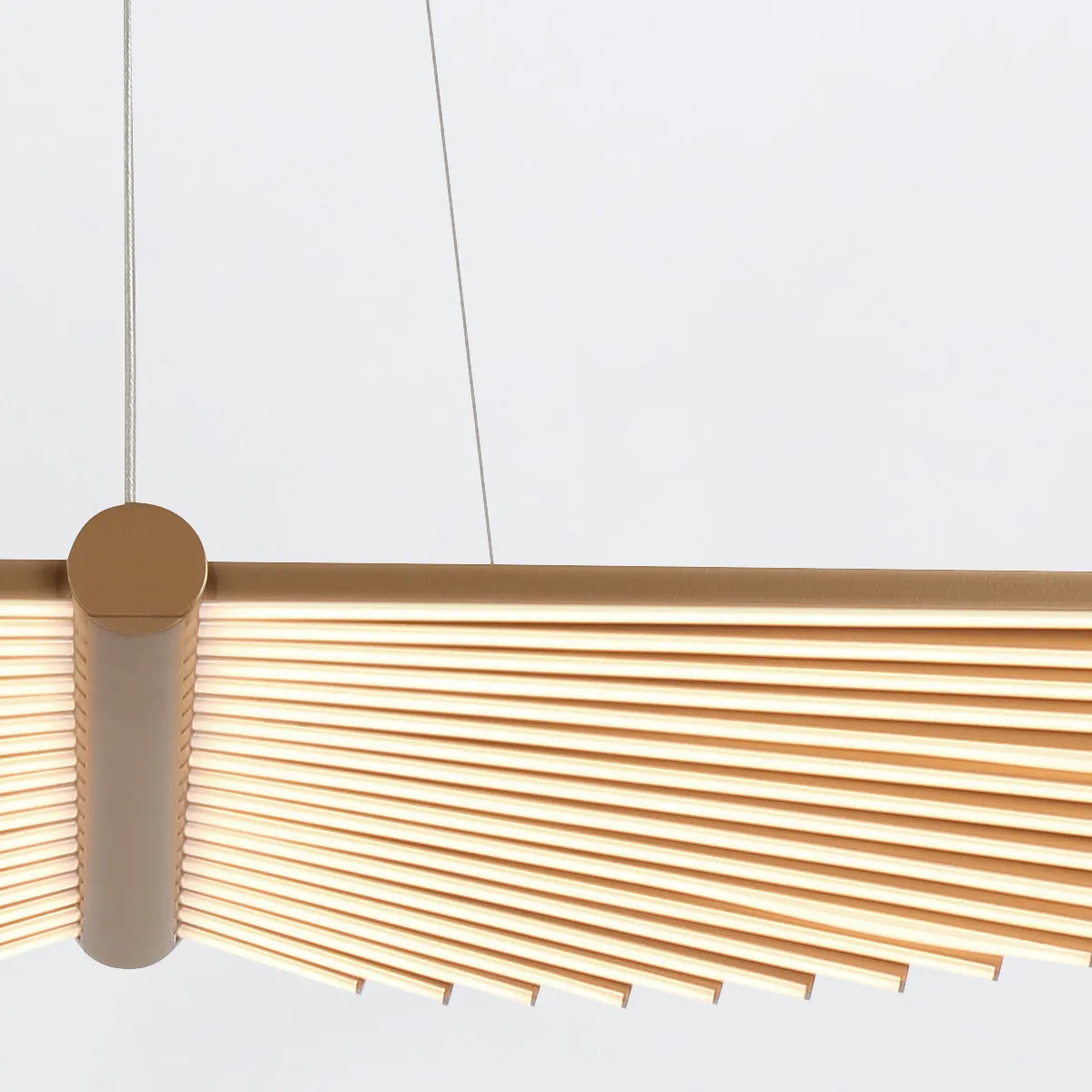 Elegancki żyrandol Seraph w złotym kolorze, wiszący, z charakterystycznymi poziomymi lamelami. Produkt ukazany z góry, na jasnym tle, eksponującym jego minimalistyczny design i teksturę. Wykończenie metaliczne, z delikatnym połyskiem.