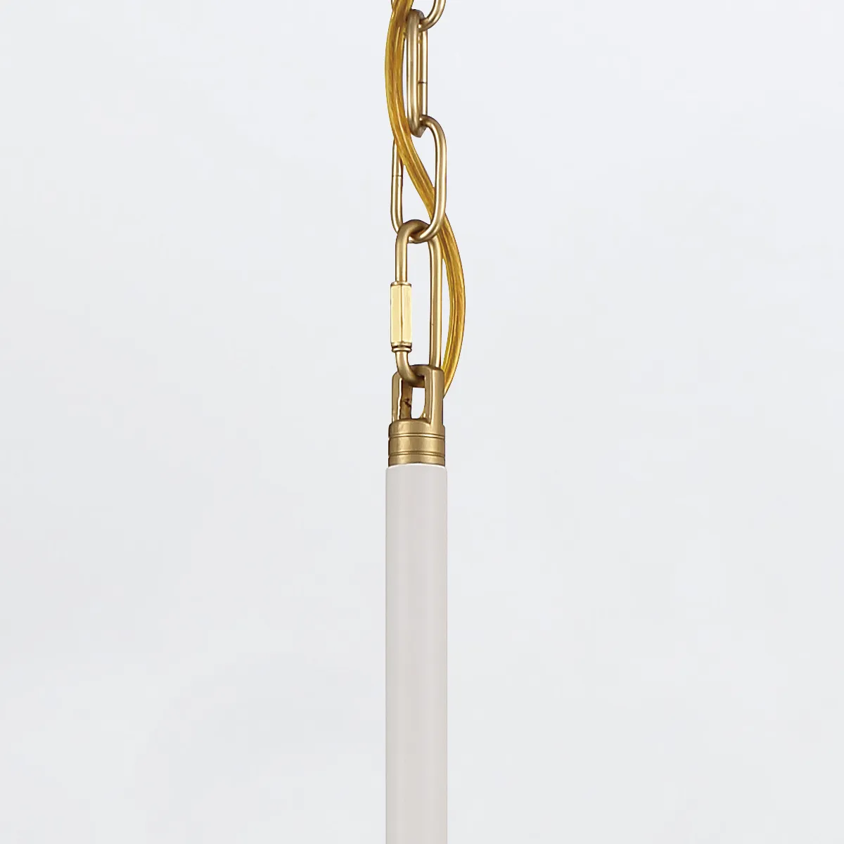 Klasyczna lampa wisząca Welsh w kolorze białym z metalowymi elementami w odcieniu złotym. Produkt widoczny z góry, zawieszony na łańcuchu. Elegancki, cylindryczny kształt, brak widocznych napisów czy logo. Tło jednolite, białe.