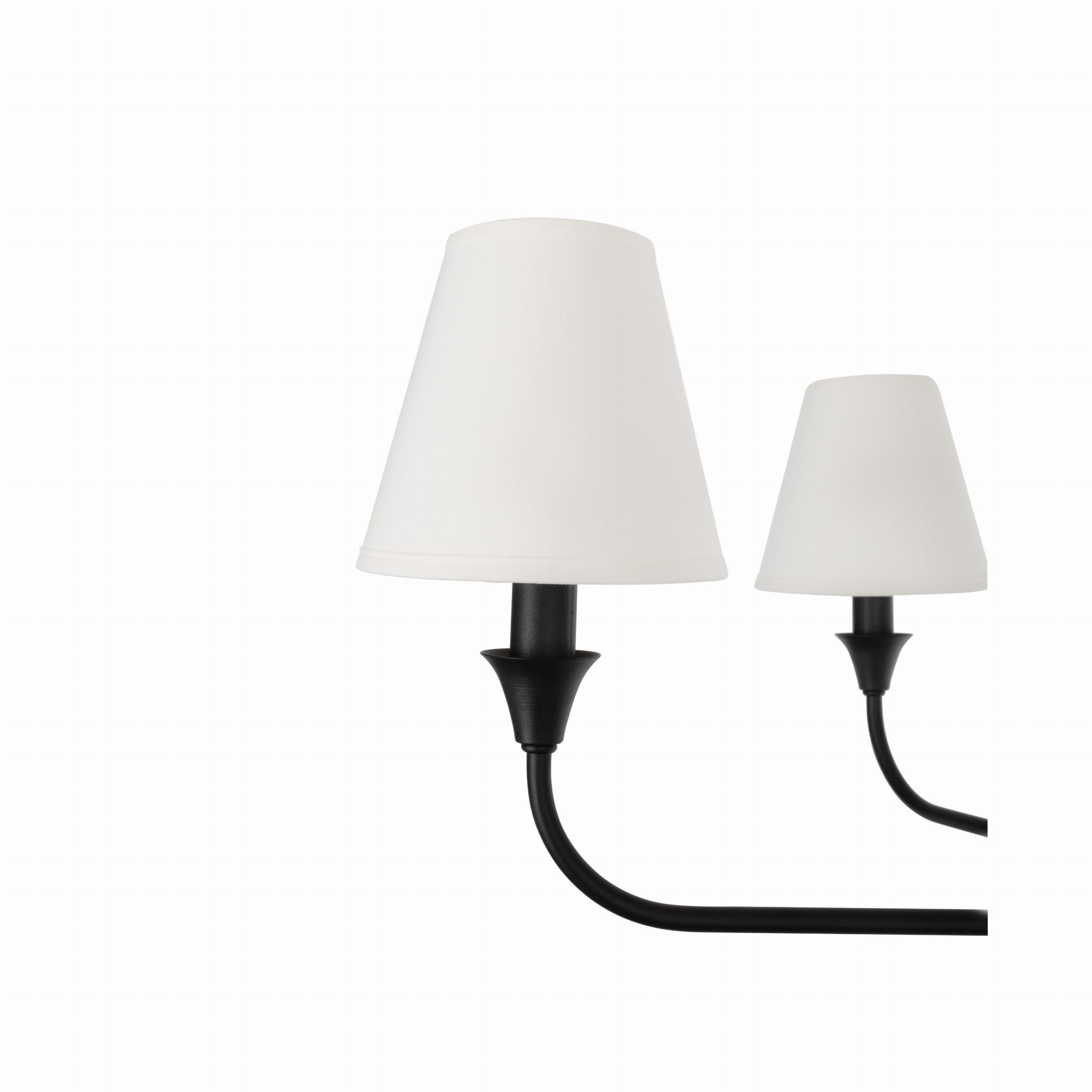 Elegancki żyrandol Cheel w kolorze czarnym o średnicy 65 cm, z dwiema białymi, stożkowymi abażurami. Produkt zawieszony w górnej części, z zaokrągłymi ramionami. Tło jasne, co podkreśla minimalistyczny design żyrandola.