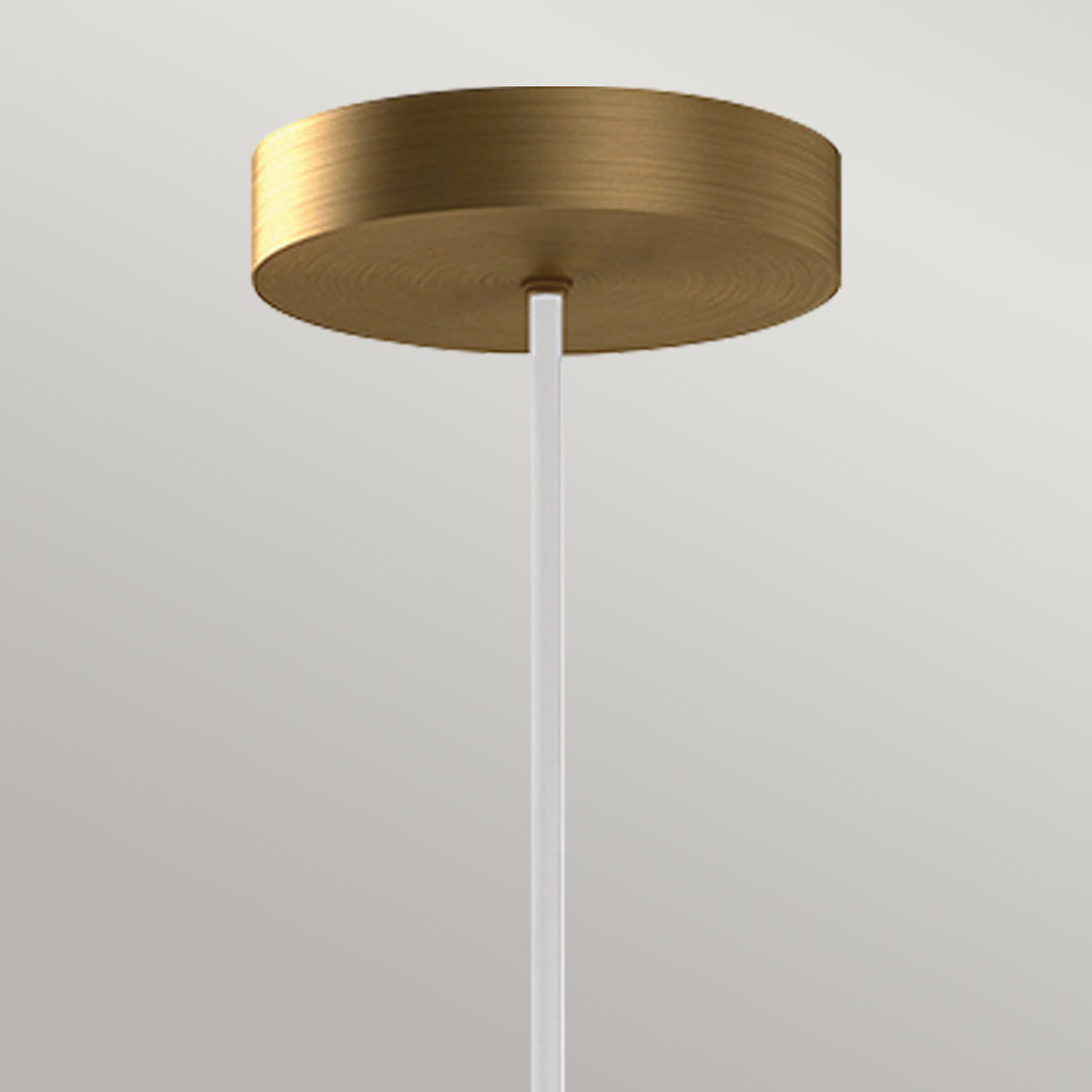 Lampa wisząca LED Bijou w kolorze złotym z okrągłym, metalowym kloszem oraz przezroczystym przewodem. Ujęcie frontalne, produkt zawieszony. Tło jednolite, jasne. Wymiary klosza wyraźnie widoczne, brak dodatkowych detali.
