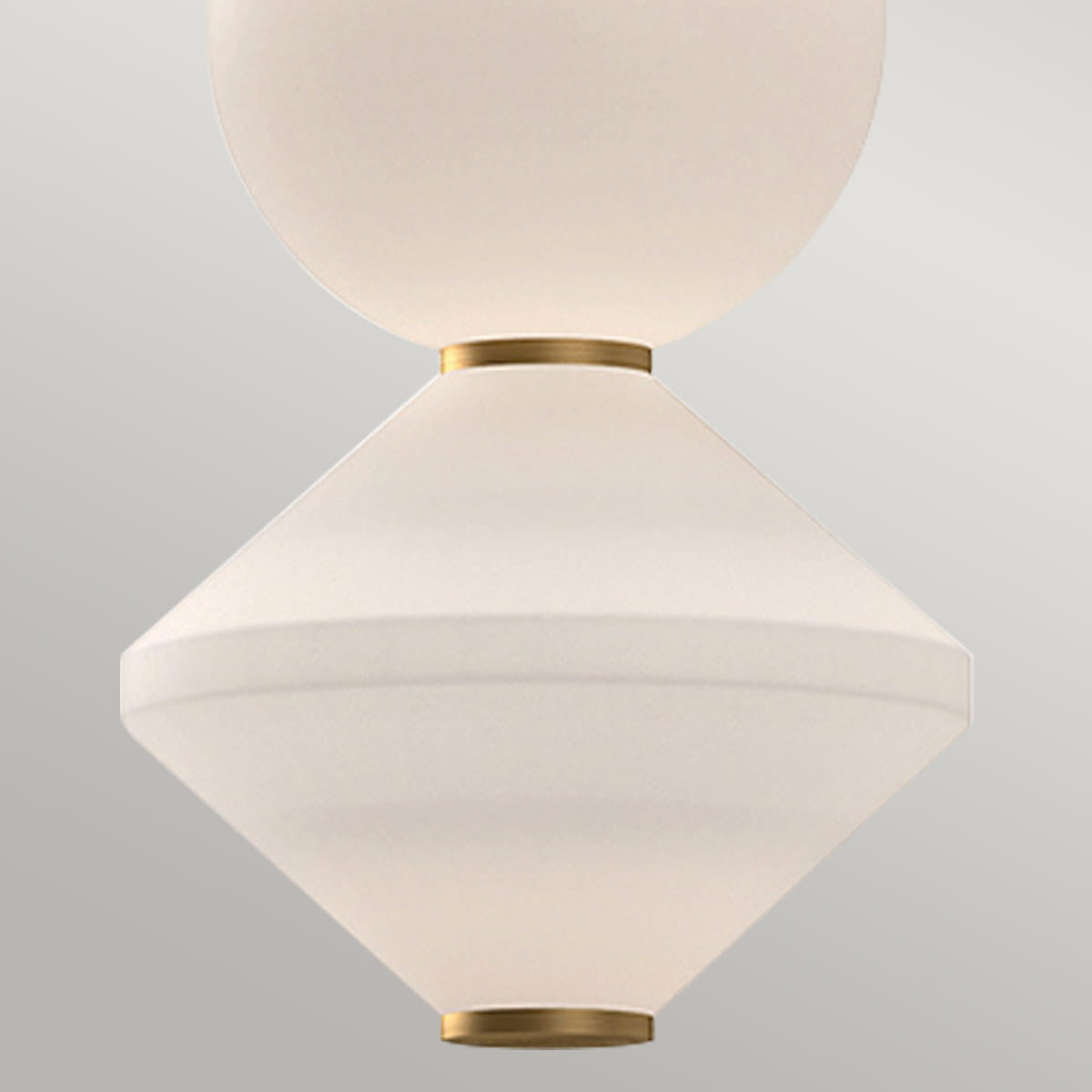 Stylowa lampa wisząca LED Bijou w kolorze białym z metalowymi wykończeniami w kolorze złotym. Produkt w ujęciu frontalnym, wiszący. Lampa ma owalną górną część oraz geometryczny klosz w kształcie ostrosłupa, zapewnia nowoczesny wygląd.