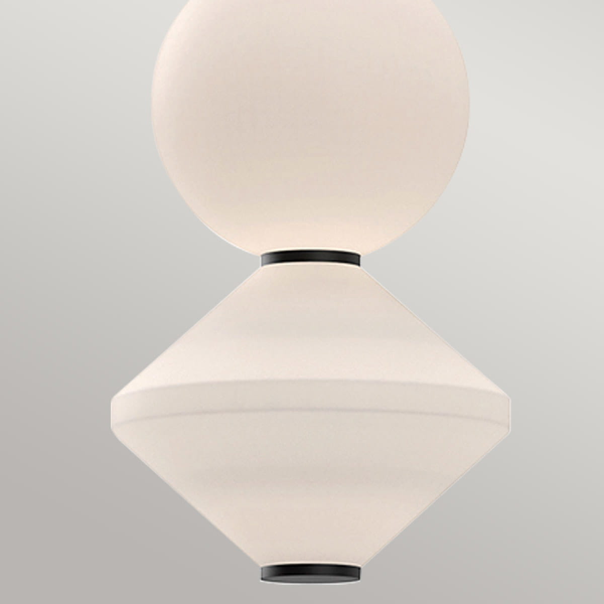 Lampa wisząca LED w kolorze białym z geometrycznym kształtem: kula na górze, stożkowa część u dołu, wykończenia w kolorze czarnym. Produkt montowany na suficie, pod kątem frontalnym, z szarym gradientowym tłem.