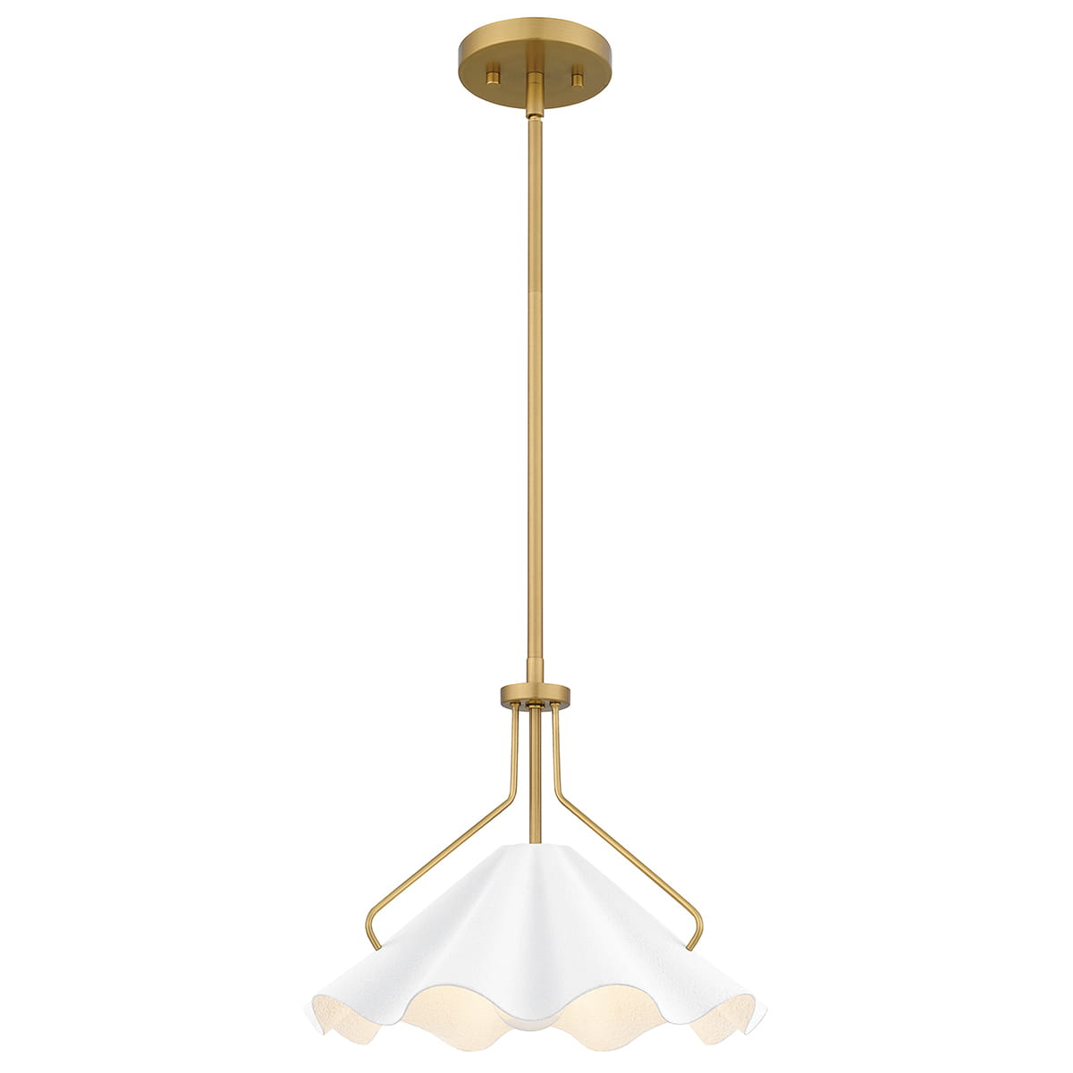 Lampa wisząca Mejia w kolorze postarzanym mosiądzu z białym kloszem, o falistym kształcie. Ujęcie frontalne, produkt zamontowany na suficie. Klosz wykonany z teksturowanego materiału, całość na cienkim uchwycie.