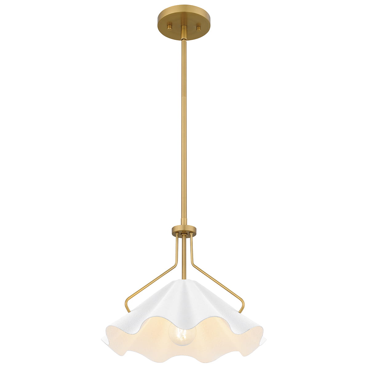 Lampa wisząca Mejia w kolorze postarzanym mosiądzu z białym, falistym kloszem. Produkt zawieszony na cienkim stelażu, widok frontalny. Oświetlenie tworzy efekt ciekawego rozproszenia światła, doskonałe do aranżacji wnętrz.