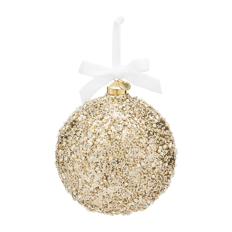 Bombka Sparkle & Shine średnica 10 cm w złotym kolorze, pokryta błyszczącymi ozdobami. Ujęcie frontalne, zawieszona na białej wstążce. Dekoracyjny detal z metalowym uchwytem. Produkt idealny do świątecznego wystroju wnętrz.