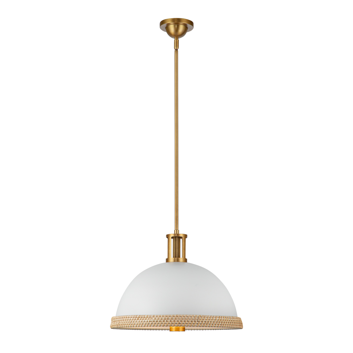 Lampa wisząca Doral w matowej bieli z metalową obręczą w kolorze vintage mosiądzu, umieszczona na długim, złotym zawieszeniu. Widoczna okrągła klosz z matowego szkła, wisząca w centralnej pozycji na białym tle.