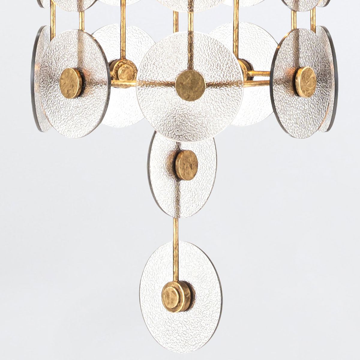 Lampa wisząca Meridian w kolorze przecieranego złota, z okrągłymi, przezroczystymi kloszami o fakturze. Produkt zawieszony, widoczny z góry. Klosze połączone metalowymi elementami, całość na jasnym tle, podkreślającym design lampy.
