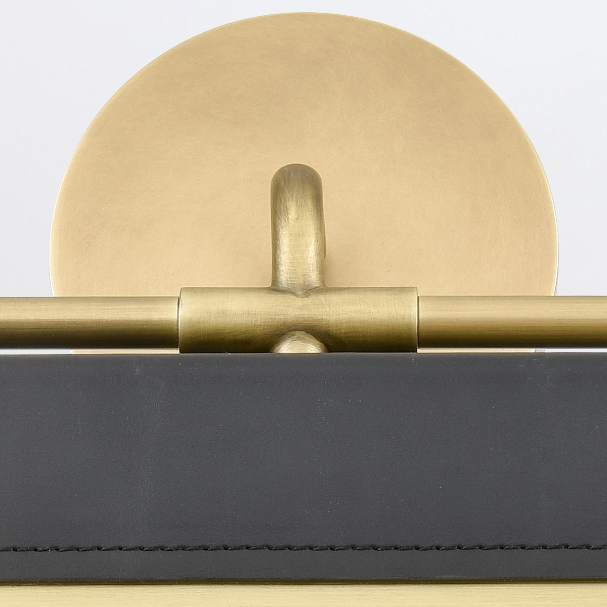 Kinkiet LED Valise Vintage z mosiężną tarczą i czarną skórzaną obudową. Widok z góry pokazuje okrągłą tarczę, mocowanie do ściany oraz detaliczną strukturę skóry i wykończenia.