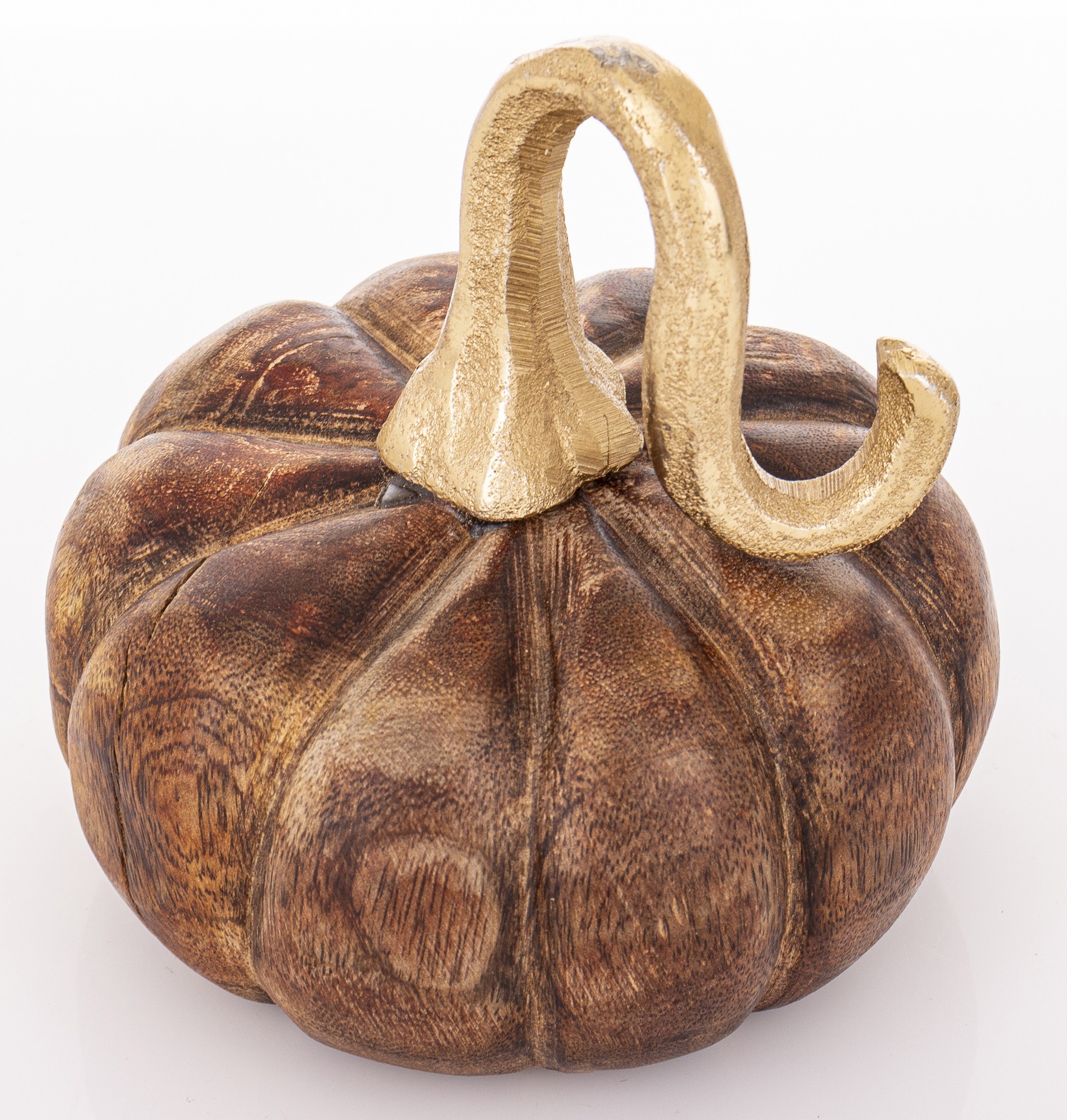 Dekoracyjna dynia z drewna mango, wysokość 13 cm, w kolorze brązowym z fakturą przypominającą naturalne drewno. Złoty, spiralny ogonek dodaje akcentu. Produkt stojący, widok frontalny, z białym tłem, idealny do aranżacji wnętrz.
