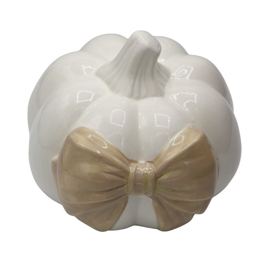 Dekoracja Dynia Pumpkin Bow w kolorze białym, wys. 15 cm, ceramiczna, z elegancką bow na przedniej części. Produkt ustawiony frontalnie, z wyraźnie widocznym kształtem dyni i połyskującą fakturą. Bez widocznych napisów lub logo.