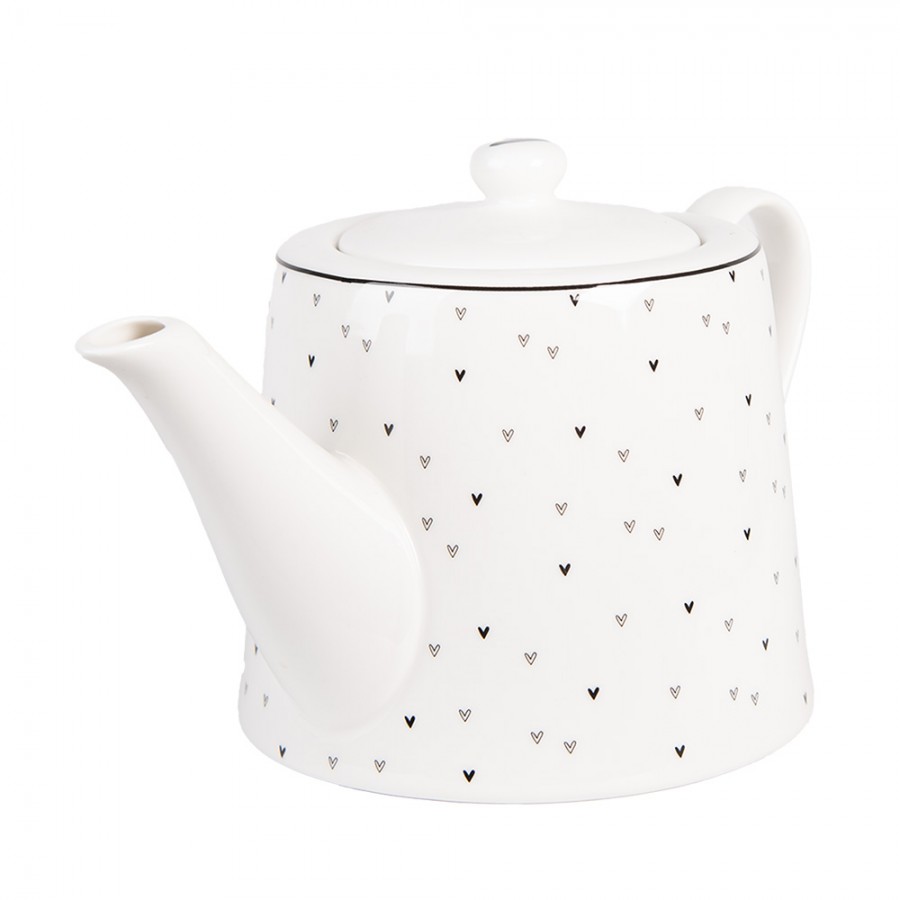 Porcelanowy czajniczek o wysokości 23 cm, biały z drobnym czarnym wzorem serc. Posiada zaokrąglony kształt, długi dzióbek oraz uchwyt. Pokrywa z kulką na górze, wykończenie gładkie. Produkt ustawiony w pozycji stojącej, na jasnym tle.