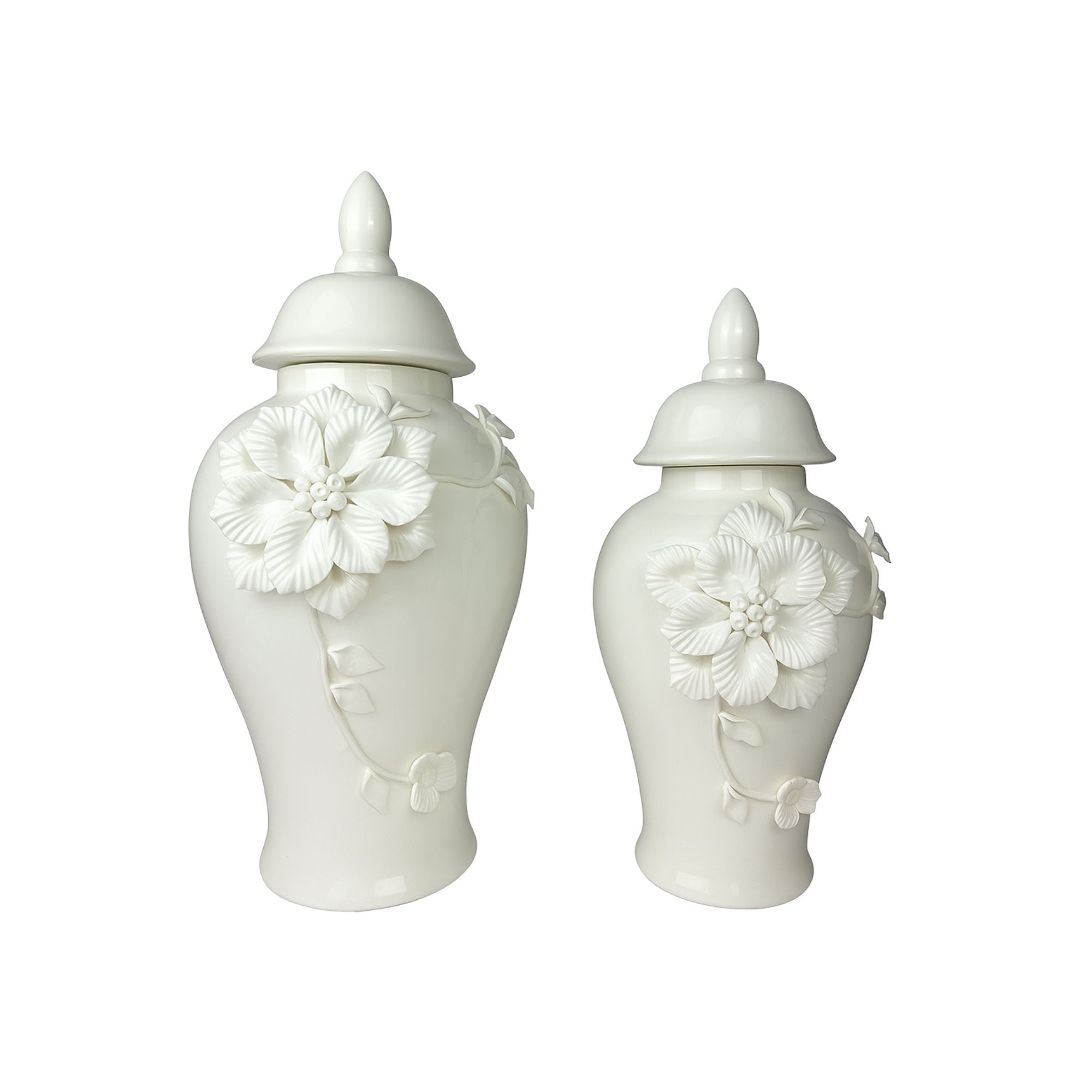 Waza ceramiczna amfora w kolorze białym, wysoka na 38 cm, z pokrywką. Ozdobiona wypukłymi kwiatami i liśćmi w reliefie, z eleganckim kształtem i gładką powierzchnią. Produkt widoczny z przodu, na jednolitym tle.
