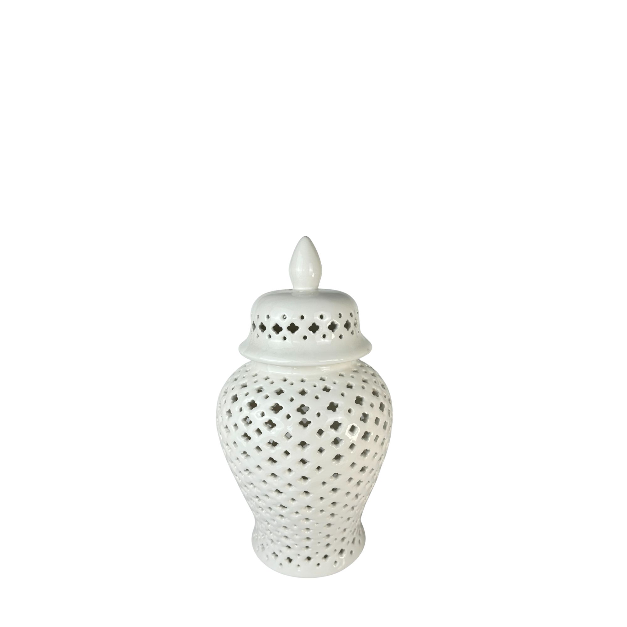 Waza ceramiczna Amfora Ażurowa Lattice o wysokości 23 cm. Przedmiot stojący w białym kolorze, z misternym ażurowym wzorem w kształcie rombów. Pokrywa z wypukłym uchwytem. Produkt na jasnym tle, podkreślający detale dekoracji.