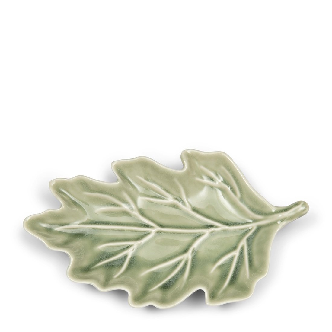 Talerz do serwowania w kształcie liścia, w kolorze jasnej zieleni. Wzór liścia z widocznymi detalami żyłek. Produkt ceramiczny, leżący na białym tle. Idealny do podawania przystawek lub deserów.
