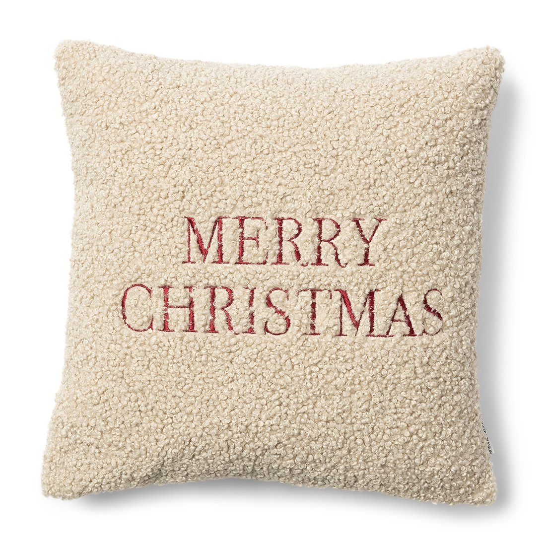 Poszewka 50x50 cm w jasnym, kremowym kolorze, wykonana z teksturowanego materiału. Na froncie widnieje haftowany napis MERRY CHRISTMAS w czerwonym kolorze. Produkt leży na białym tle, prezentując dekoracyjny charakter.