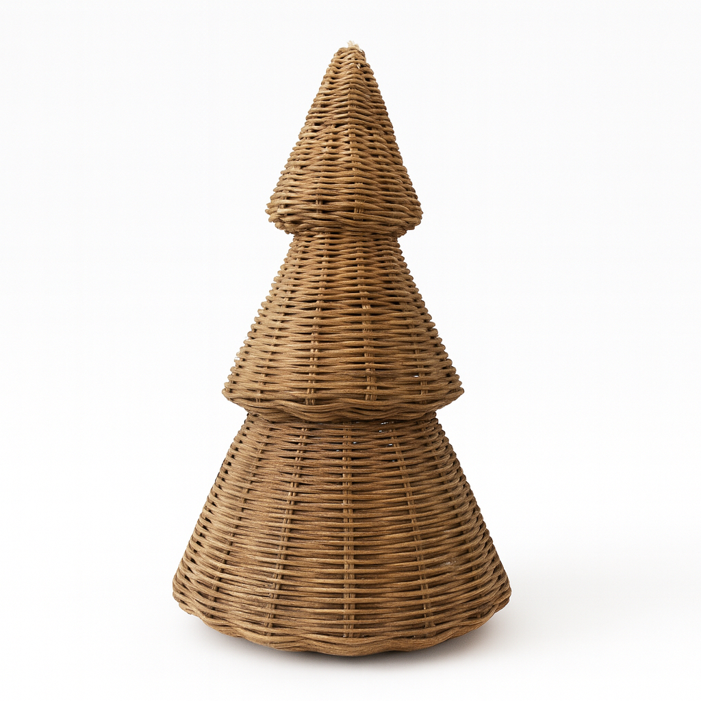 Dekoracja rattanowa w kształcie choinki o wysokości 60 cm, w kolorze naturalnego brązu. Produkt ma stożkowaty kształt z trzema segmentami, wykonany z plecionki rattanowej, stojący na płaskiej podstawie, na białym tle.