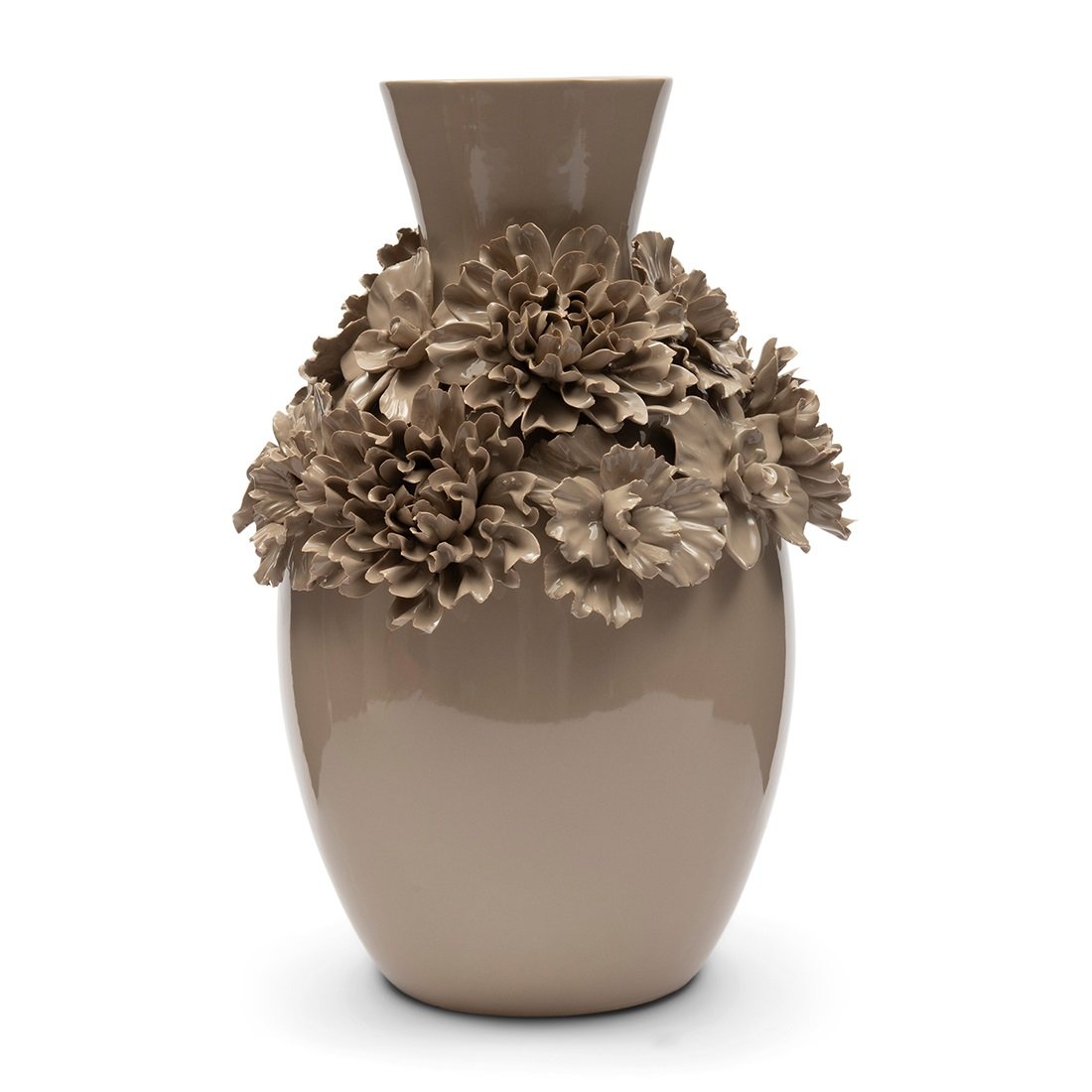 Wazon w kolorze beżowym z ceramicznymi, dekoracyjnymi kwiatami w odcieniach taupe. Owalny kształt, wysoka szyja i błyszcząca powierzchnia. Ujęcie frontalne, produkt stoi na białym tle. Idealny do aranżacji wnętrz.