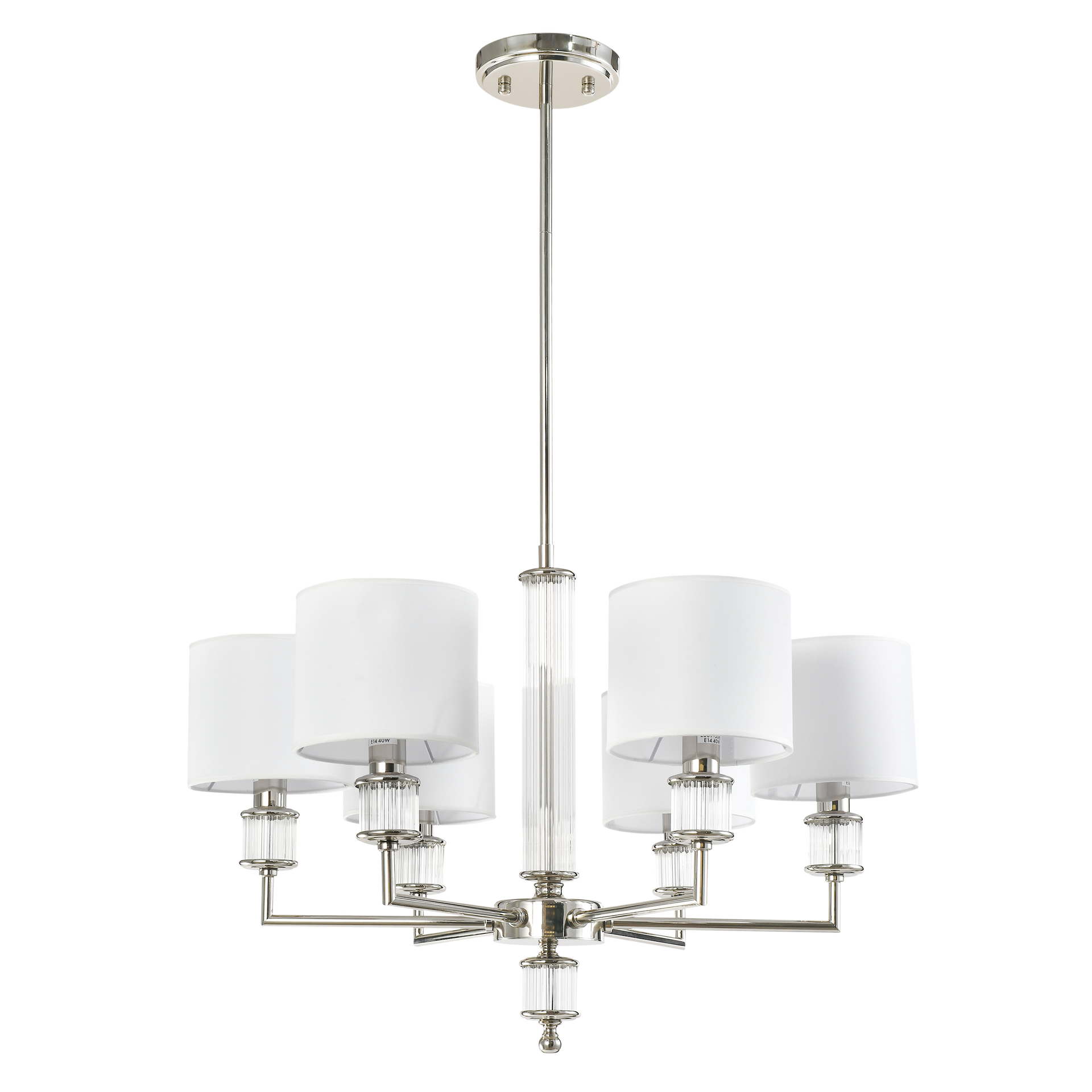 Lampa wisząca Sutton w kolorze srebrnym, z pięcioma białymi abażurami. Produkt zawiera metalowy stelaż z chromowanym wykończeniem oraz szklane detale. Ujęcie frontalne, lampa zamontowana na długim wysięgniku.