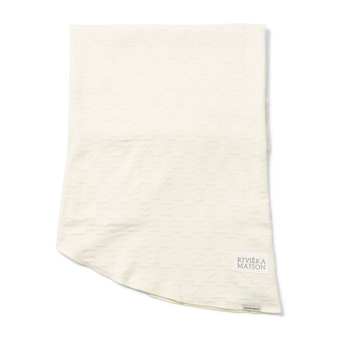 Obrus okrągły w kolorze jasnym z wzorem monogramu, wykonany z tkaniny jacquard. Widoczne logo Riviera Maison na dolnym rogu. Produkt leży na płasko, z zaokrąglonymi krawędziami, o średnicy 180 cm.