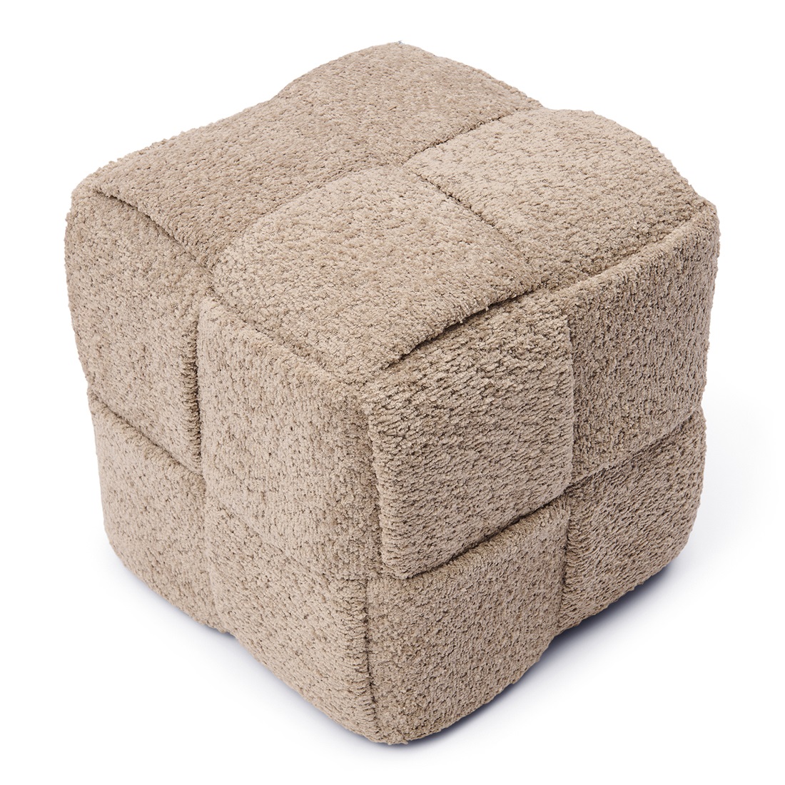 Puf Qbic w kolorze jasnobeżowym, o wymiarach 40x45 cm, z miękkim, teksturowanym wykończeniem. Produkt ma kształt sześcianu z widocznymi przeszyciami tworzącymi kwadratowe segmenty. Idealny jako dodatkowe siedzisko lub podnóżek.