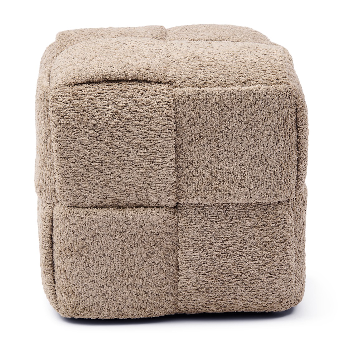 Puf Qbic Stool w kolorze miękkiego orzecha, o wymiarach 40x45 cm, ma sześcienny kształt z teksturowanym pokryciem. Widoczny jest podział na kwadratowe sekcje, co nadaje mu nowoczesny wygląd. Produkt stoi na płaskiej powierzchni.