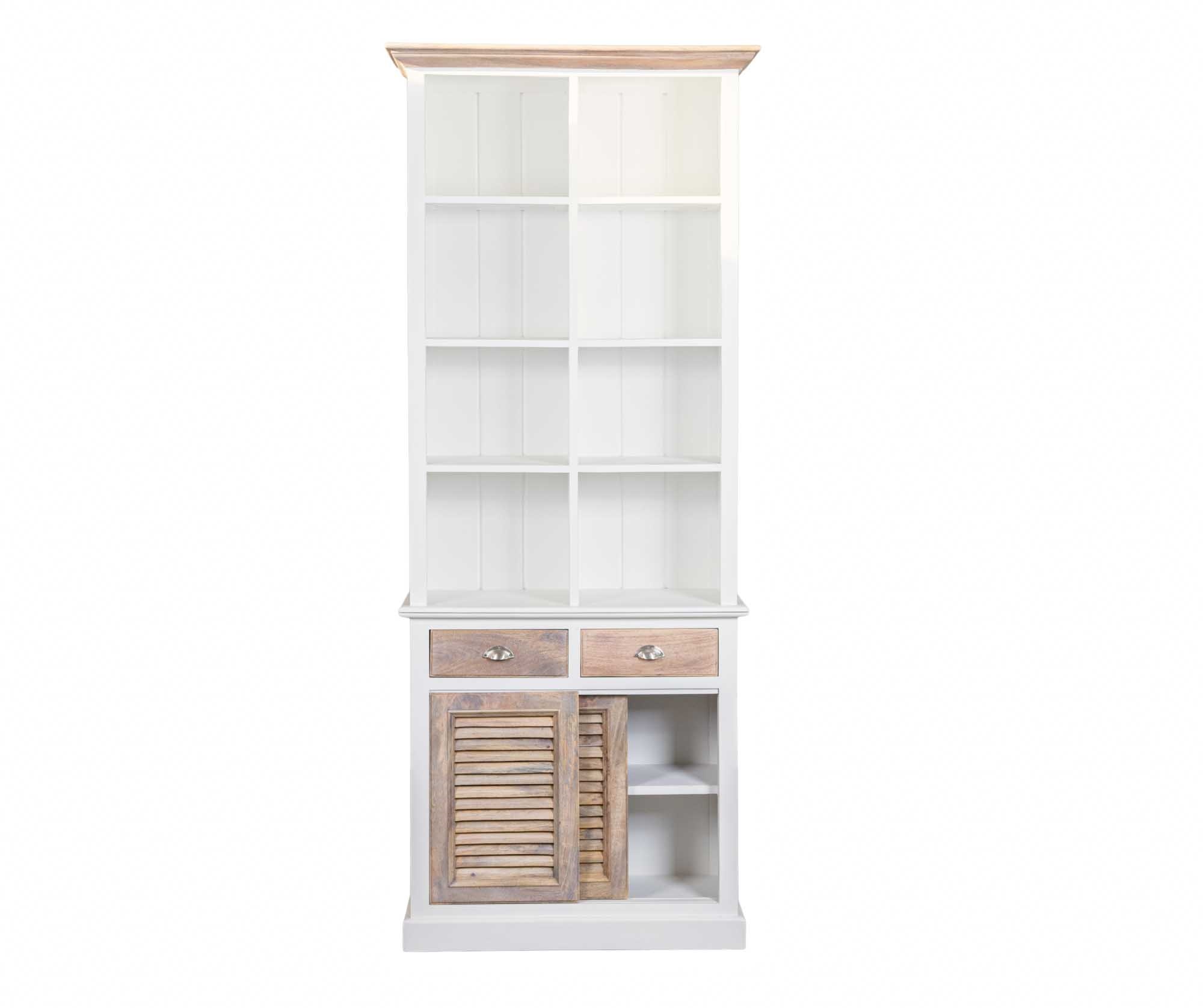 Regał Bristol w stylu Hamptons, o wymiarach 90x40x220 cm, w kolorze białym z drewnianymi detalami. Górna część z otwartymi półkami, dolna z dwoma szufladami i drzwiczkami z żaluzjami. Ujęcie frontalne, produkt stojący na prostym tle.